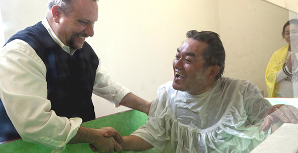 Mark Busby, a Southern Baptist missionary to Japan, baptizes Shinichi Saito in 2011. (IMB File Photo/Baptist Press)